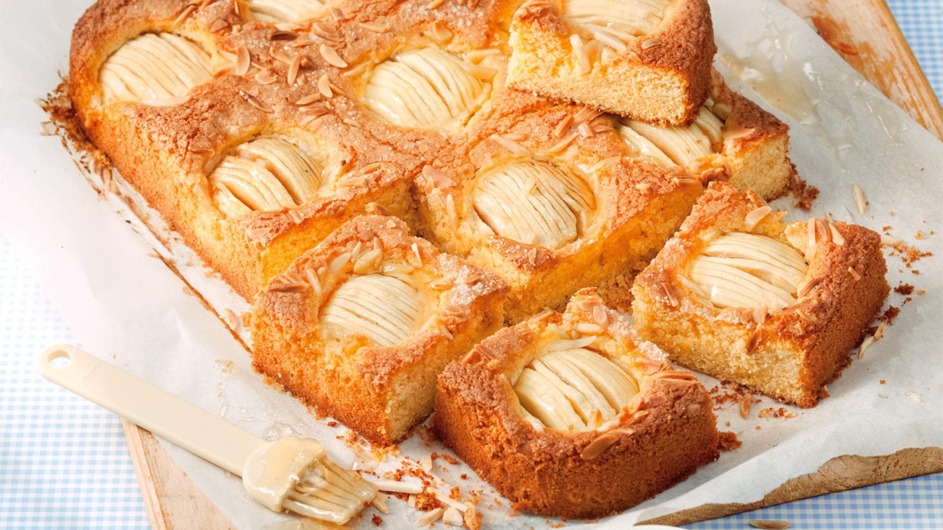 Klassischer Apfelkuchen mit feinen Mandelsplittern und großen Apfelstücken