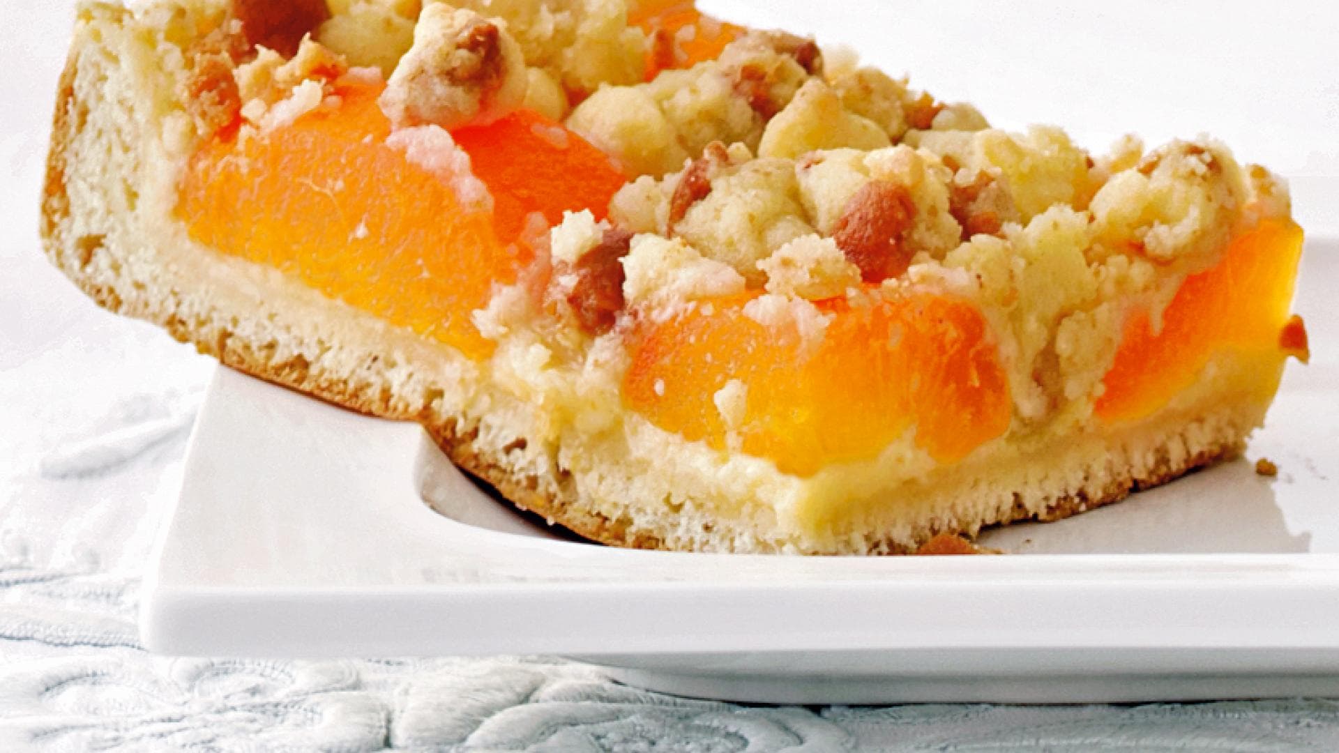Aprikosenkuchen mit Amaretti-Streuseln
