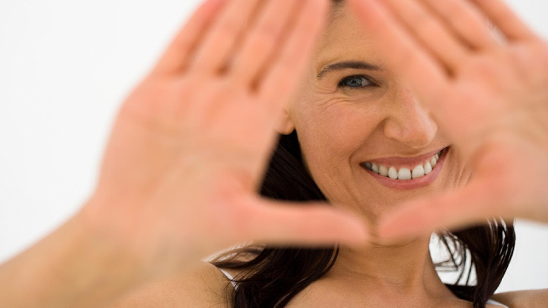 Frau versteck ihr Gesicht - Mit unseren Tipps können Sie die Fältchen zumindest ein wenig eindämmen