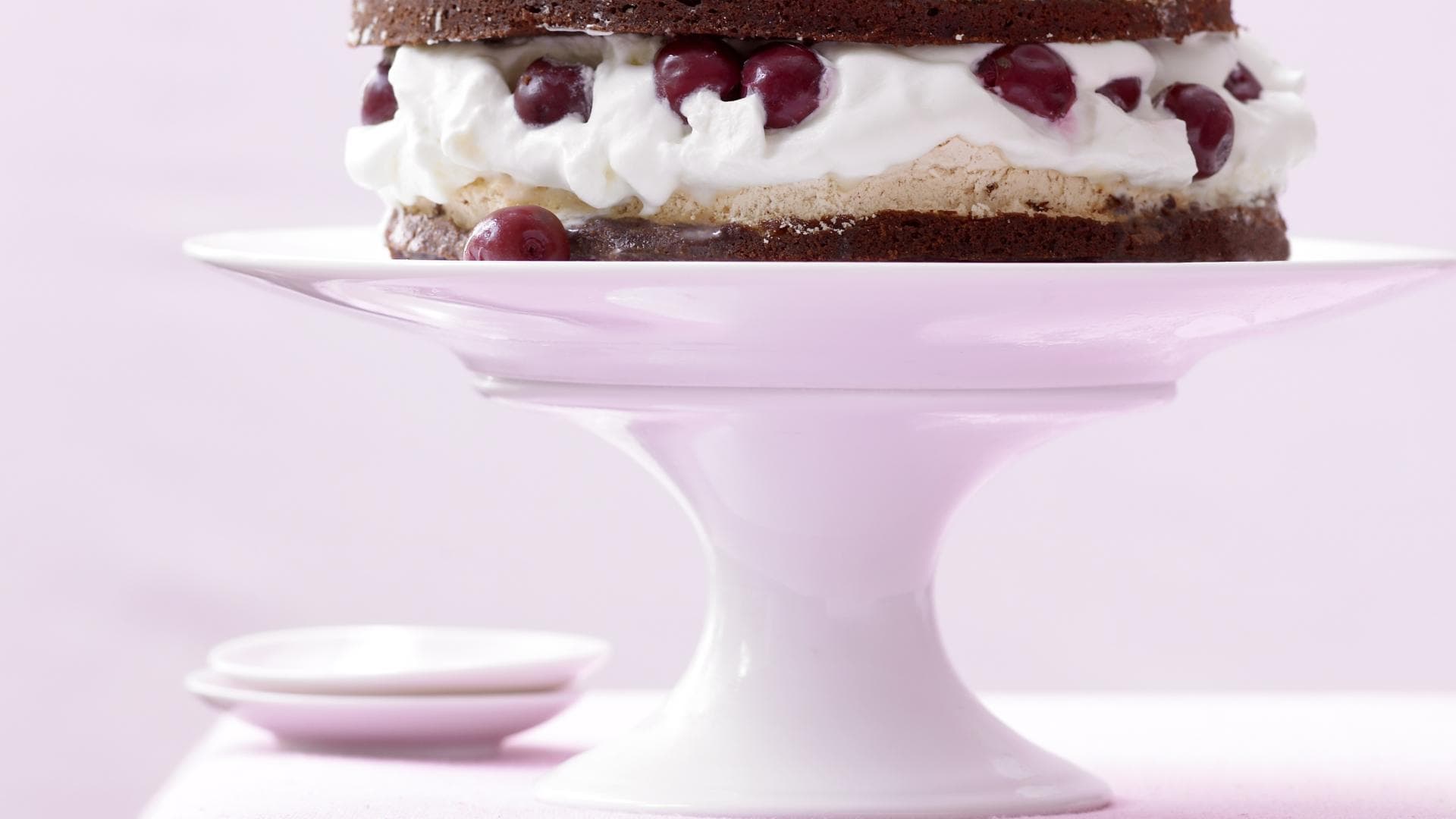 Baiser-Schichttorte mit Schattenmorellen und einem luftig leichten Creme