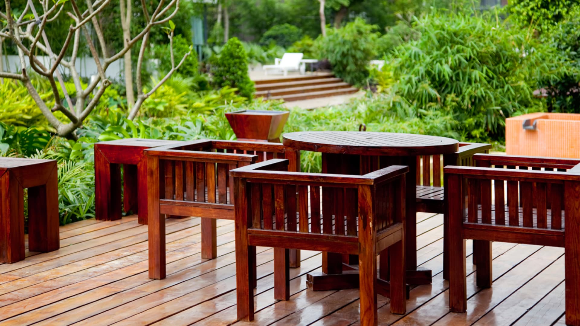 Terrasse mit Bodenbelag aus Holz