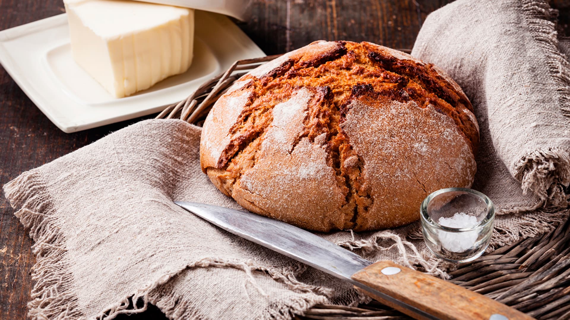 frisches Bauernbrot, Butter und Salz