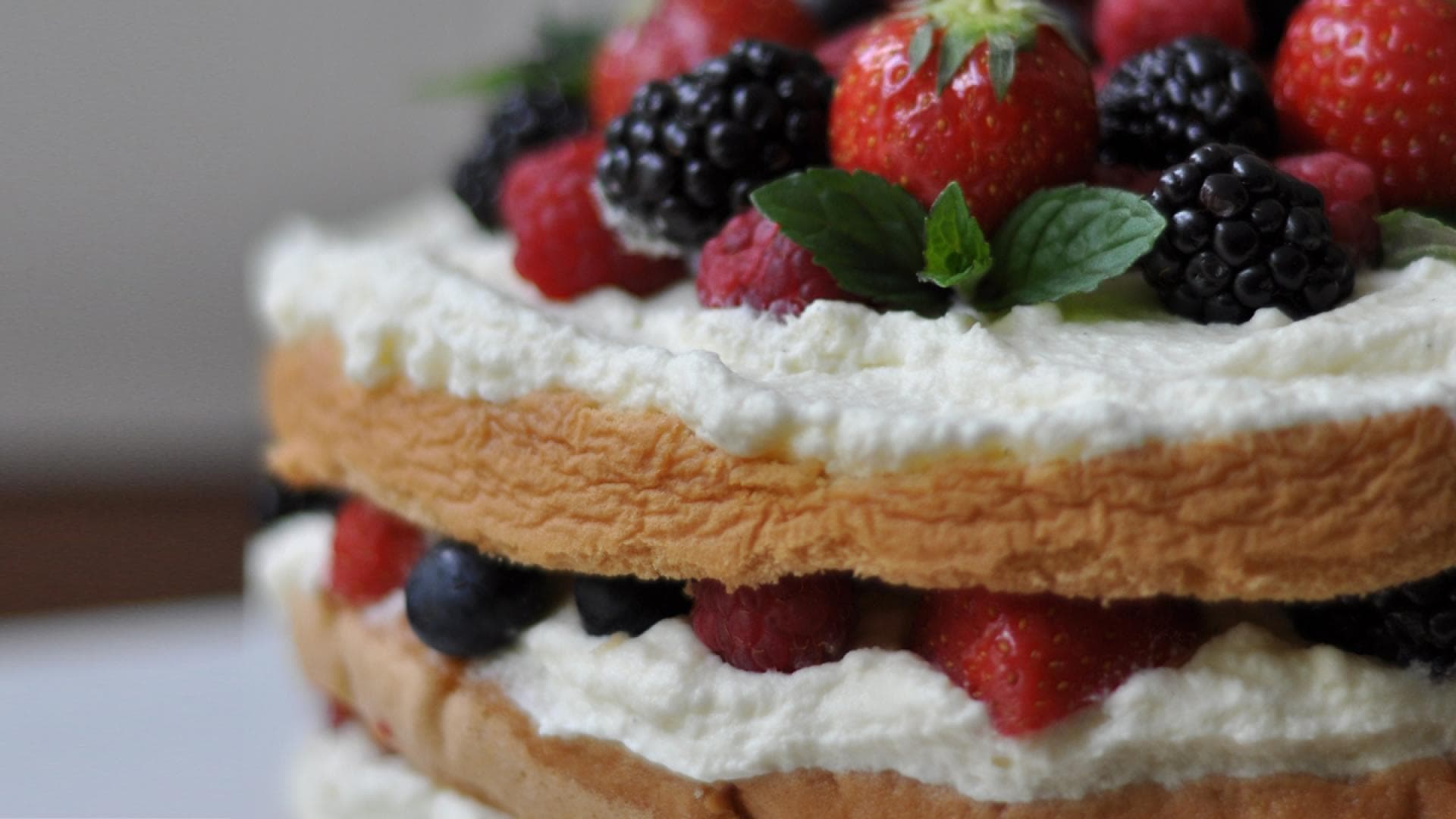 Beerenschichttorte Birdslikecake