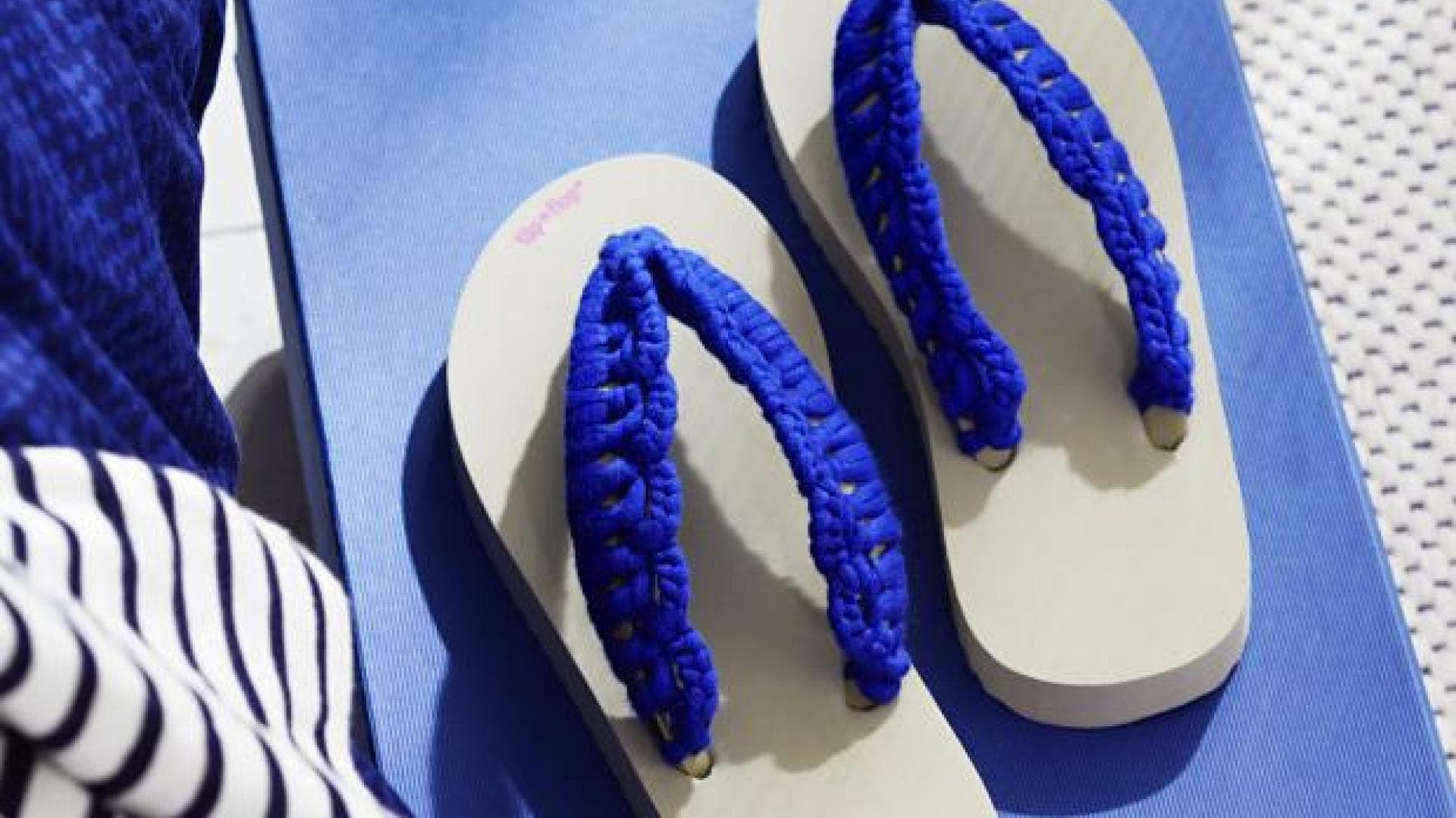 Blaue Flip Flops mit Häkel-Steg