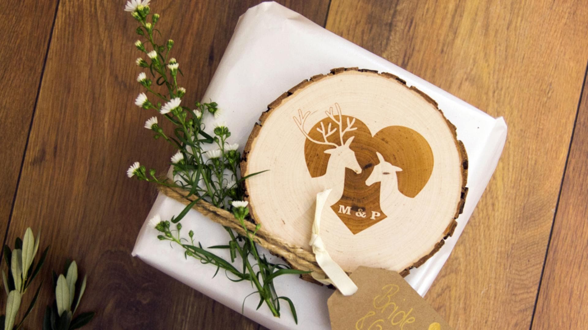 Geschenkverpackung mit Baumscheibe und Blüten