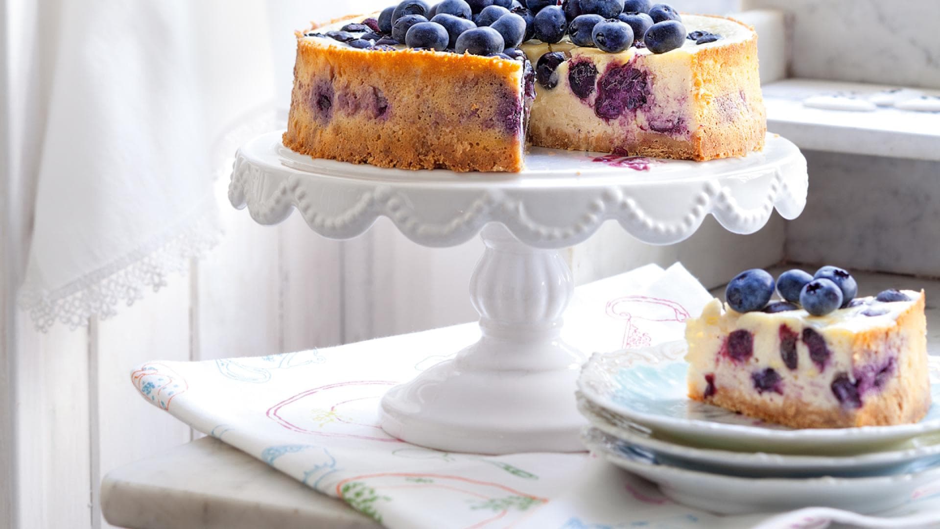 Blueberry Cheesecakemit einm Boden aus Butterkeksen und einer Creme aus Ricotta und Frischkäse