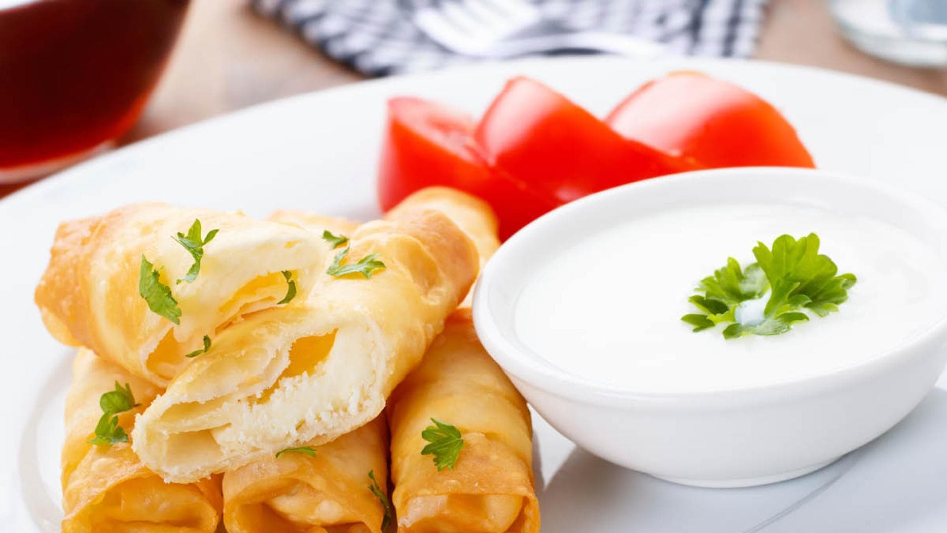 Teigrollen mit Schafskäse gefüllt
