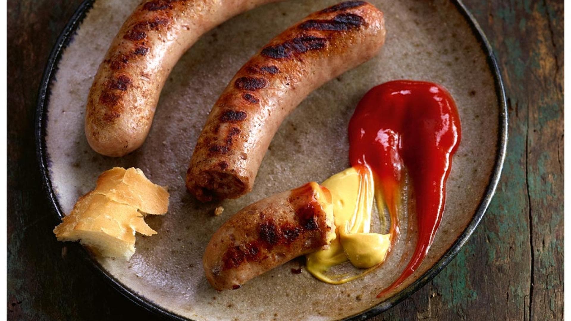 Selbstgemachte Bratwurst mit Senf und Ketchup 