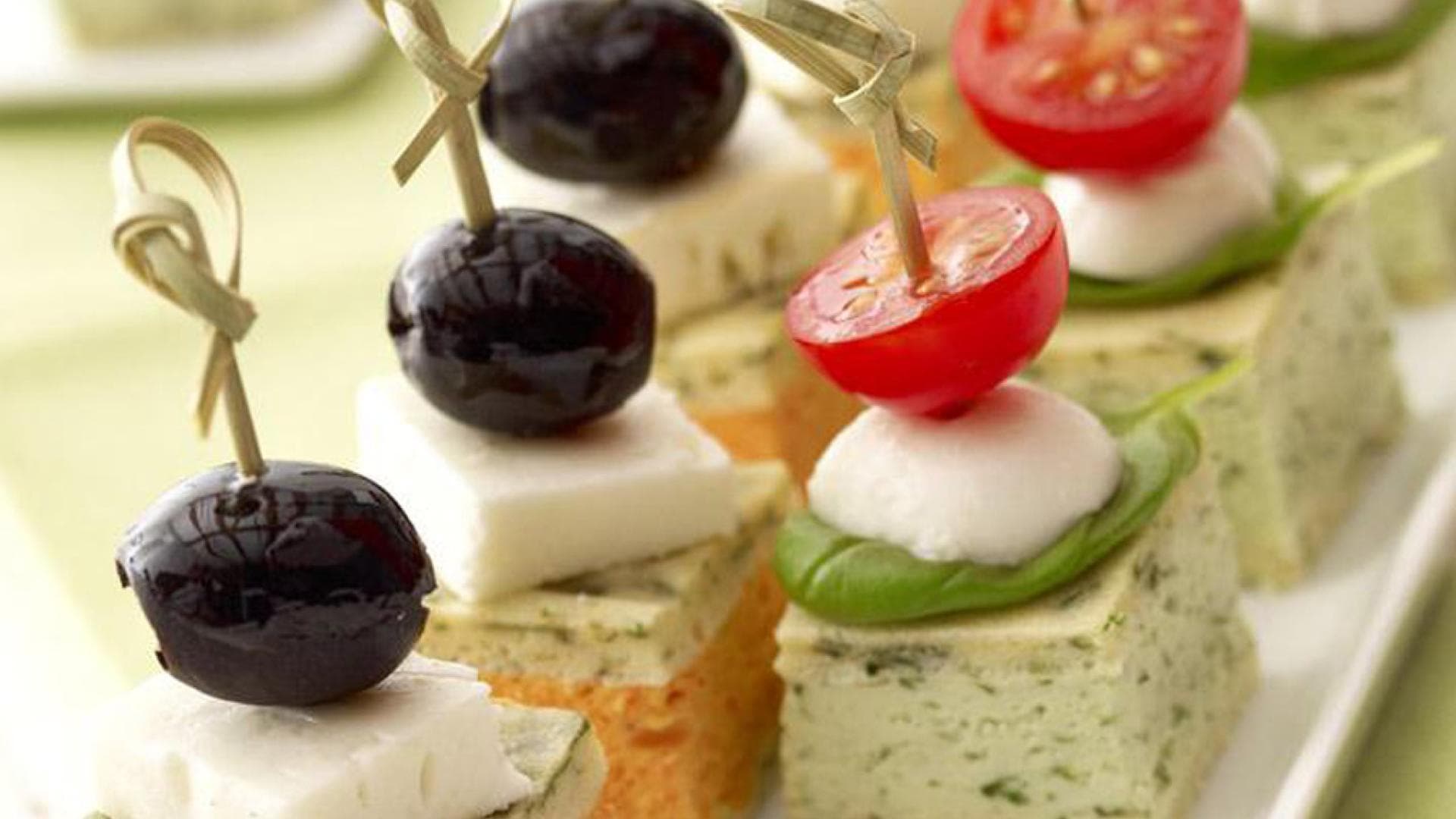 Bunte Frischkäsewürfel