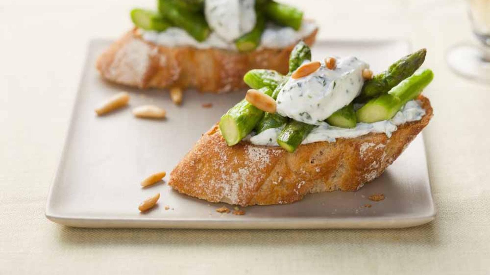 Spargelcrostini mit Ziegenkäse - Das leckere Rezept finden Sie bei uns