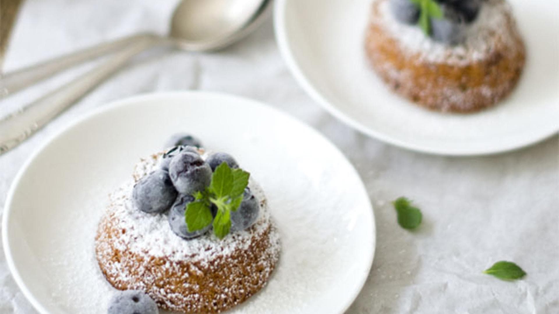 Mallorquinische Mandelküchlein mit Heidelbeeren
