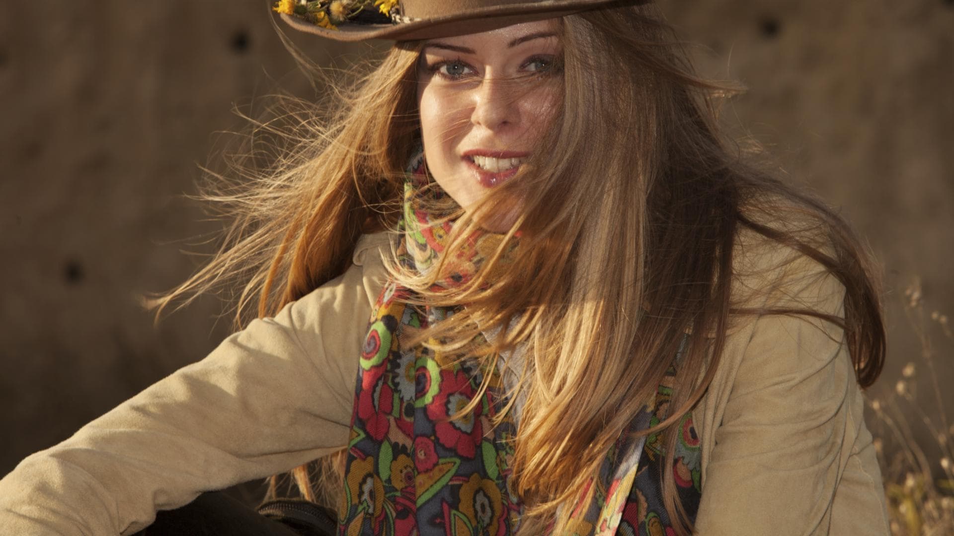 Frau ist als Cowgirl verkleidet - Tipps für das Make-up an Karneval