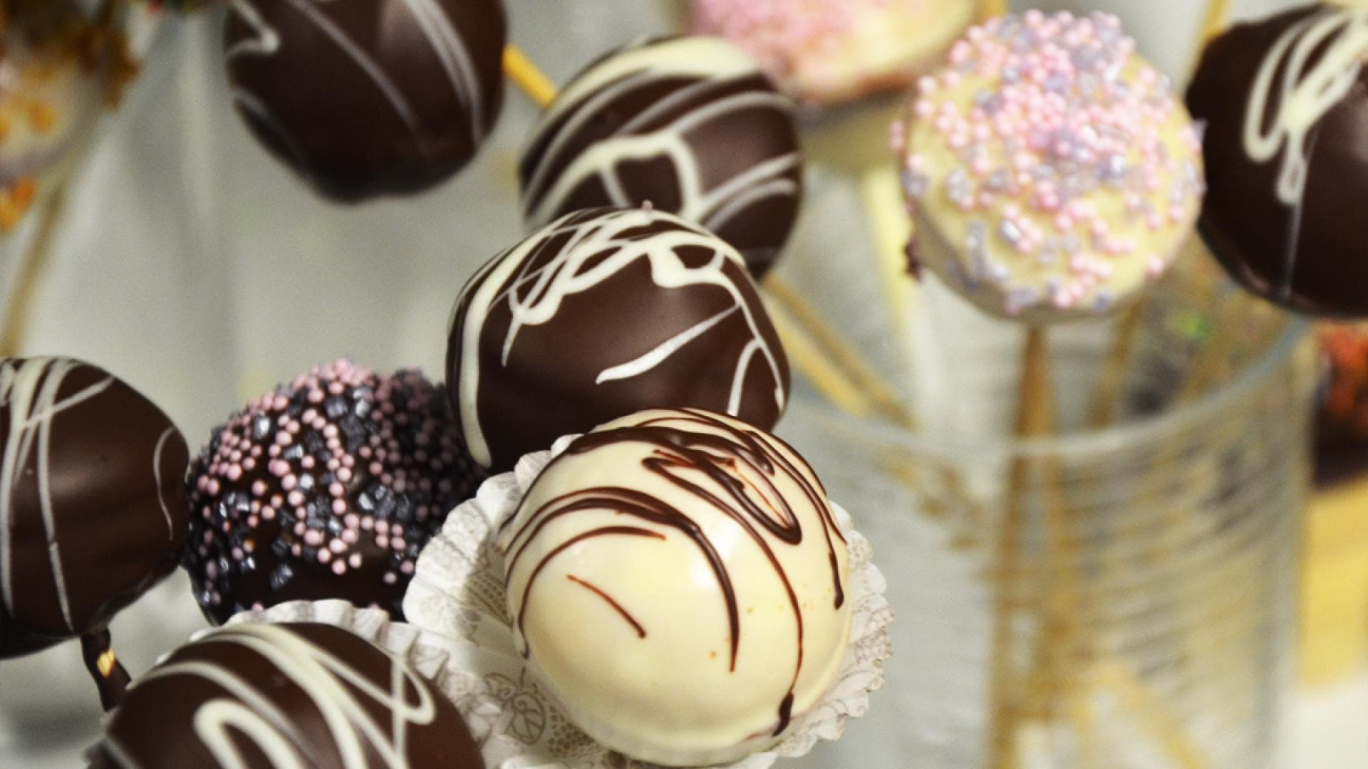 Süße Kuchenbällchen: Leckere Cake Pops mit Schokoladen-Überzug selber machen