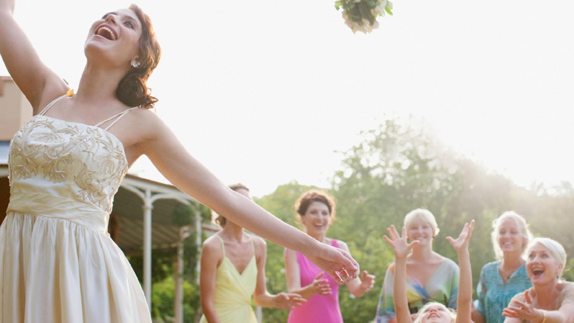 Braut wirft ihren Brautstrauß in die Menge