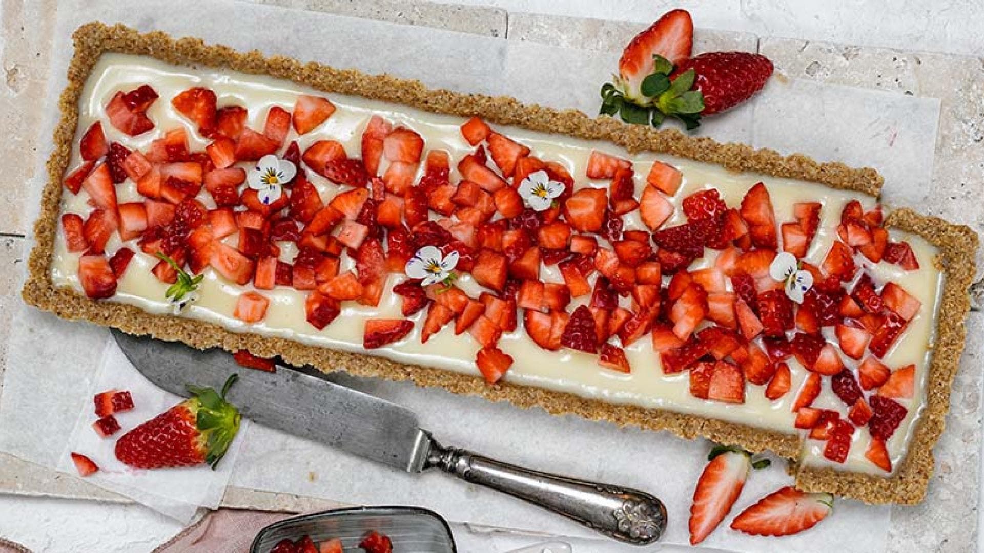 Ohne backen: Erdbeer-Tarte mit Kokos und weißer Schokolade