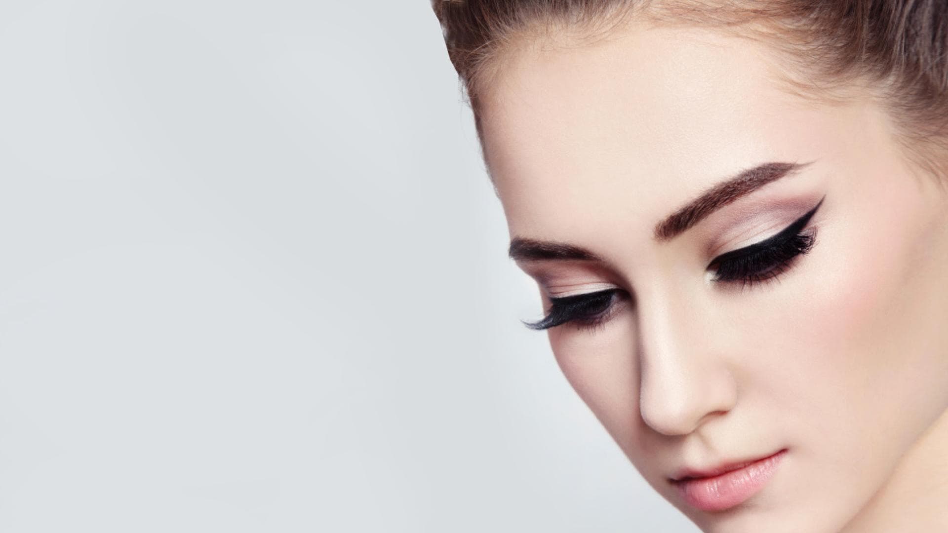 Lidstrich - Wir verraten Ihnen, wie Sie den richtigen Schwung schnell raus bekommen und welche Eyeliner- Produkte am besten geeignet sind
