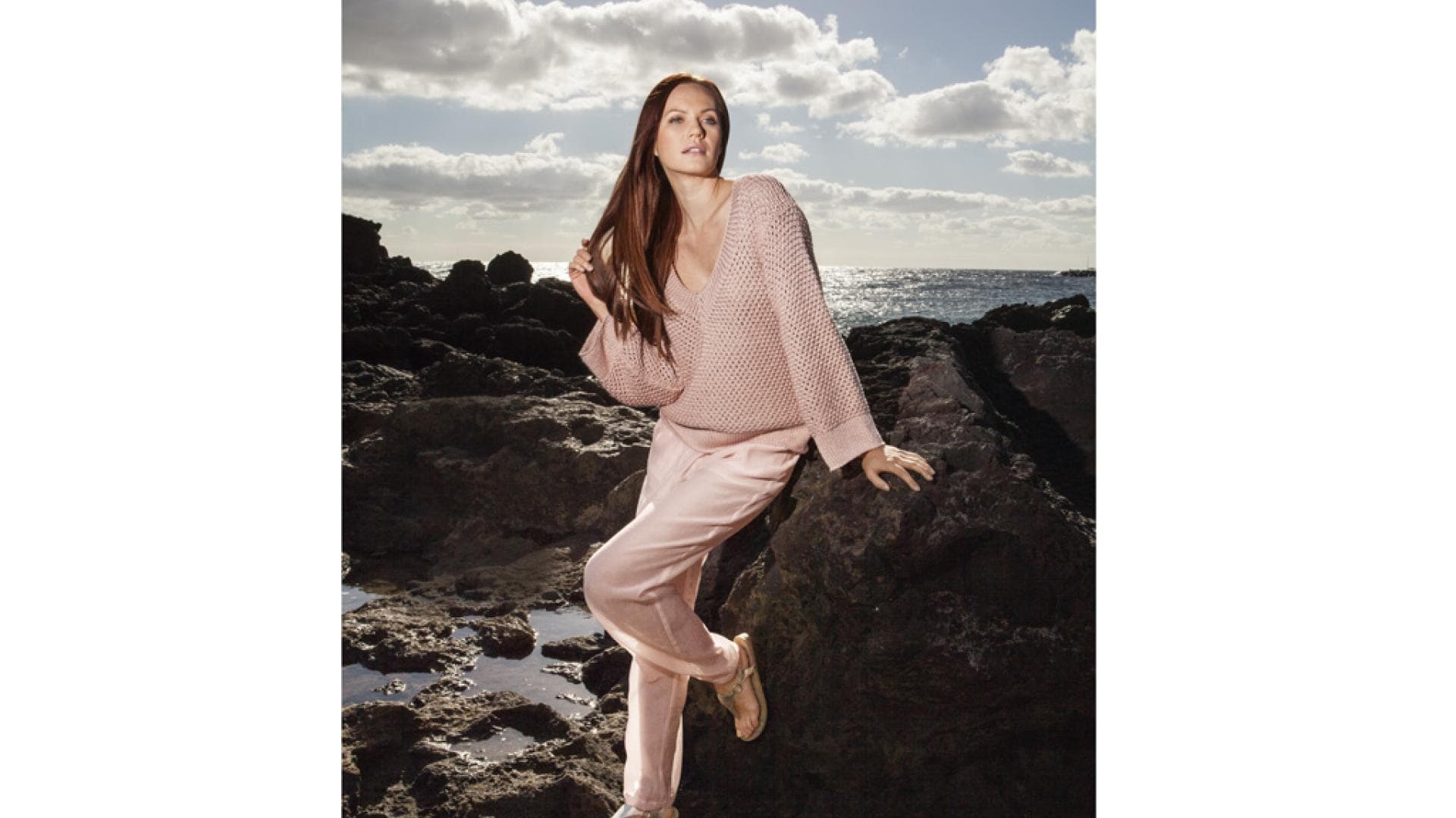 Strickanleitung für roséfarbenen Pullover mit V-Ausschnitt
