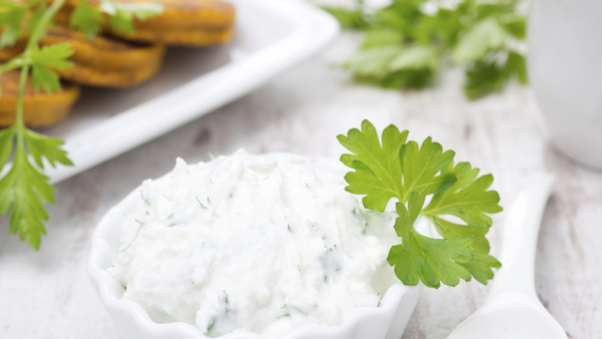 Feta-Dip in weißer Schale - So machen Sie einen fettarmen Feta-Dip