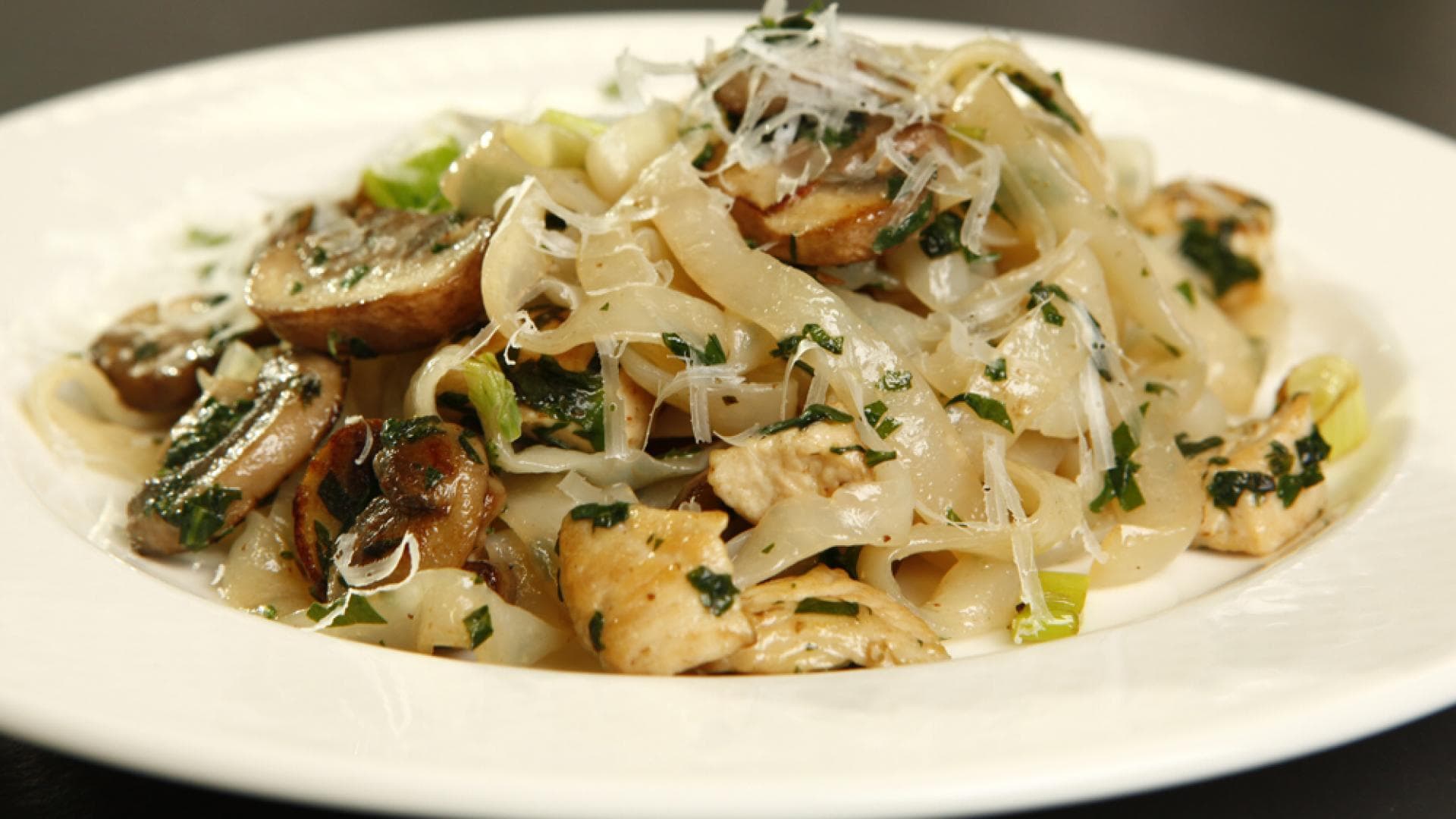 Fettuccine mit Hähnchenbrust und Pilzen