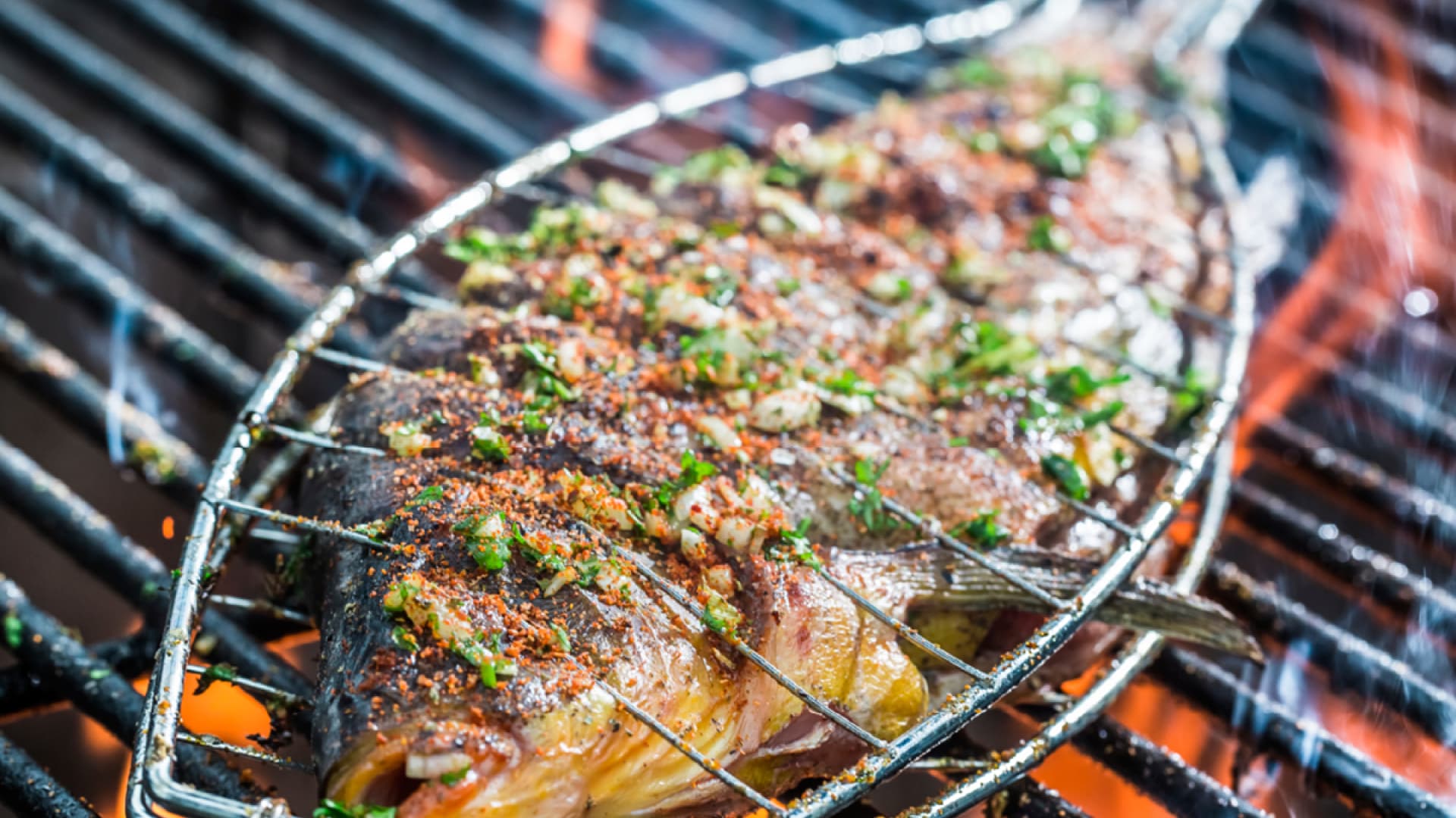 Ganzer Fisch auf dem Grillrost