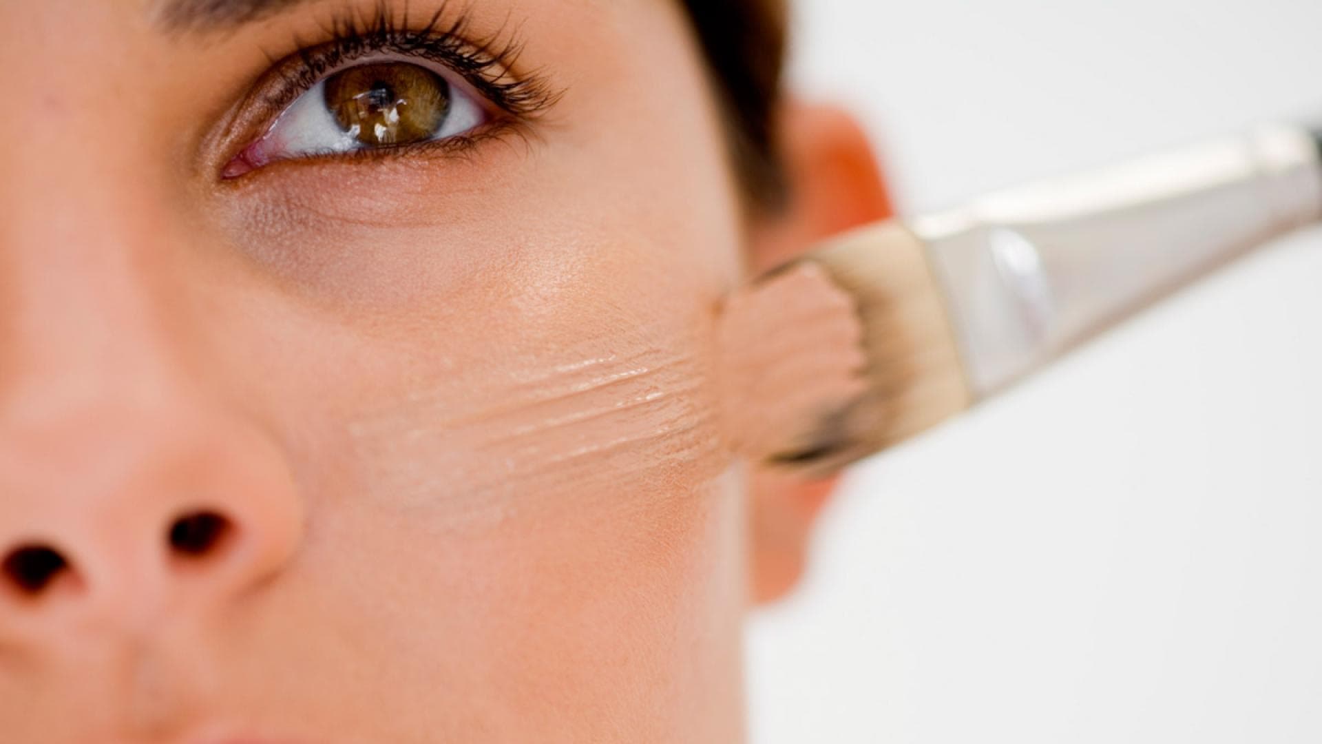 Frau wird mit Foundation geschminkt für den perfekten Teint - So finden Sie die richtige Foundation für den perfekten Teint