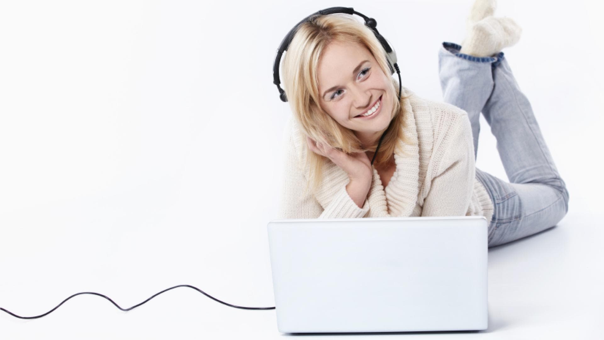 Frau vorm Computer