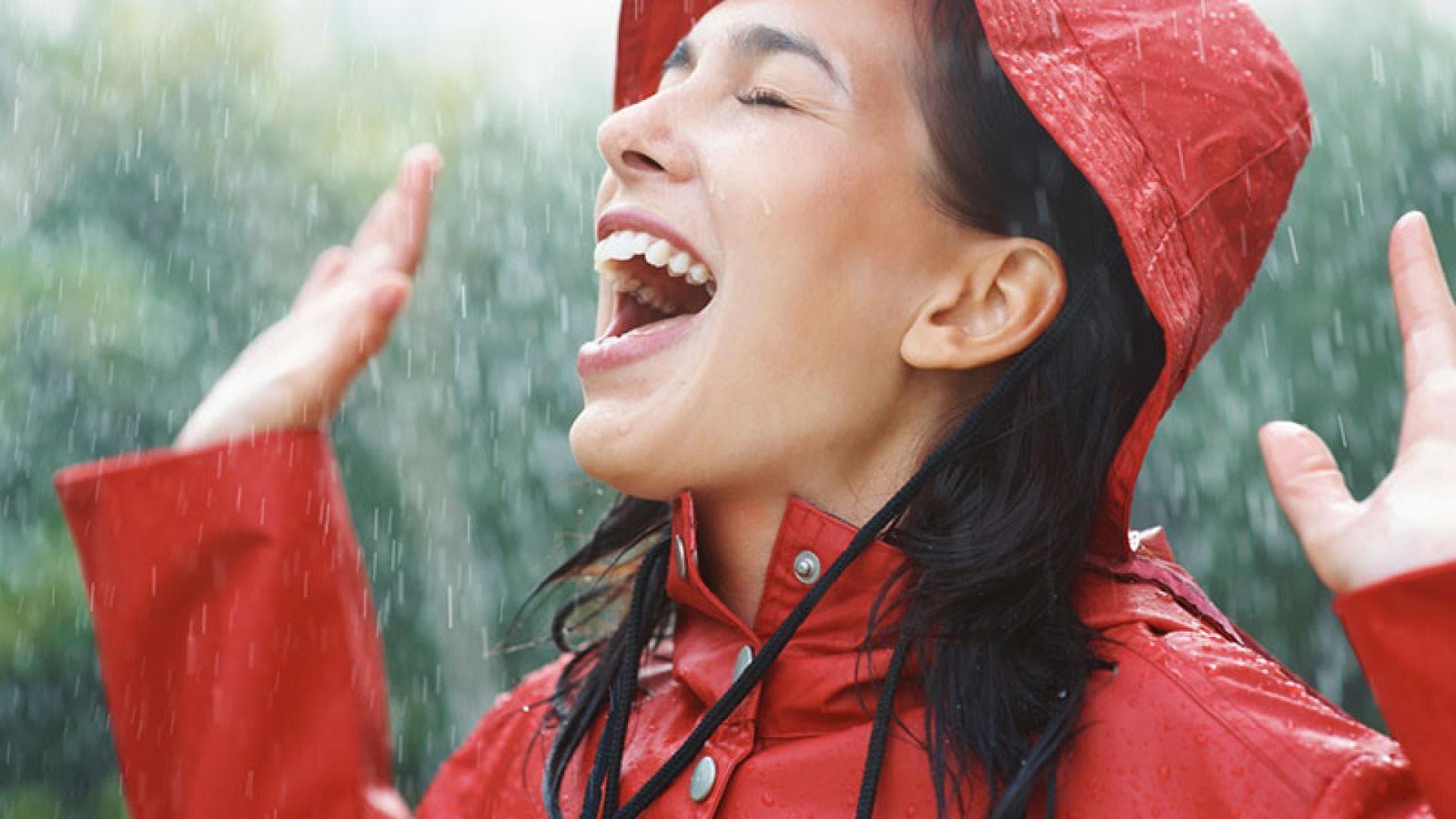 Optimismus für ein glückliches Leben - Frau lacht im Regen