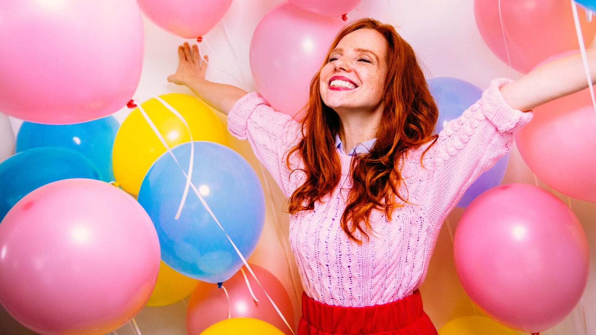 Glückliche Frau mit Luftballons