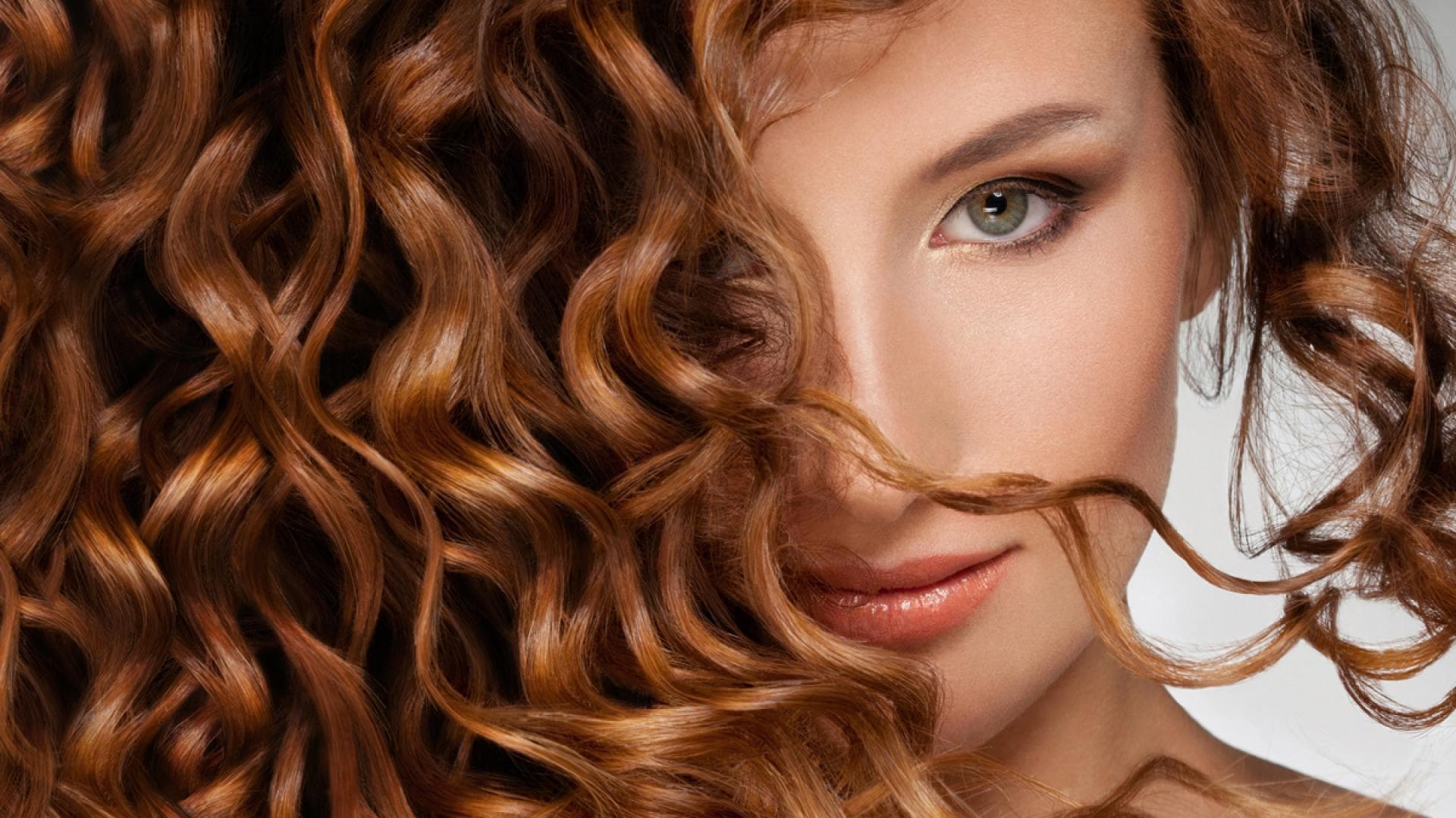 Frau mit vollem Haar und Locken - Extensions ganz einfach selber einflechten und entfernen 