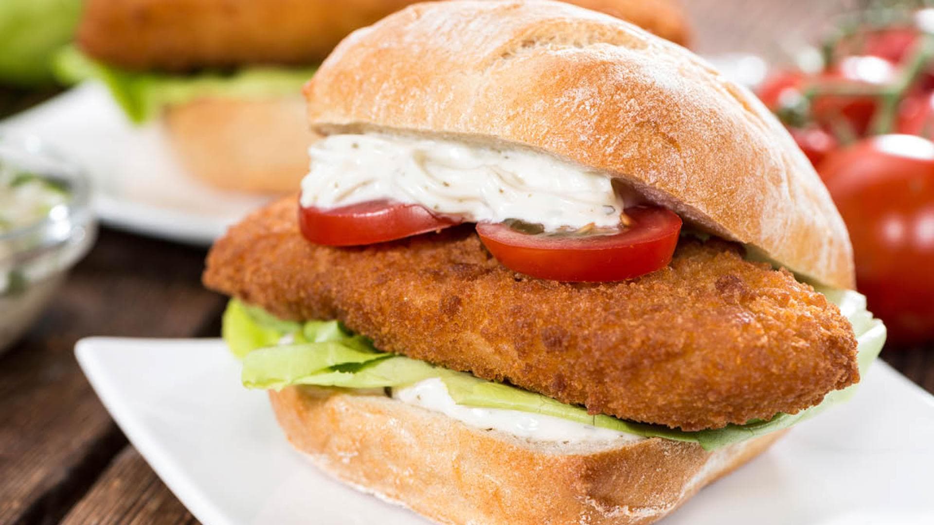 Frische Fischbrötchen: Backfisch im Brötchen