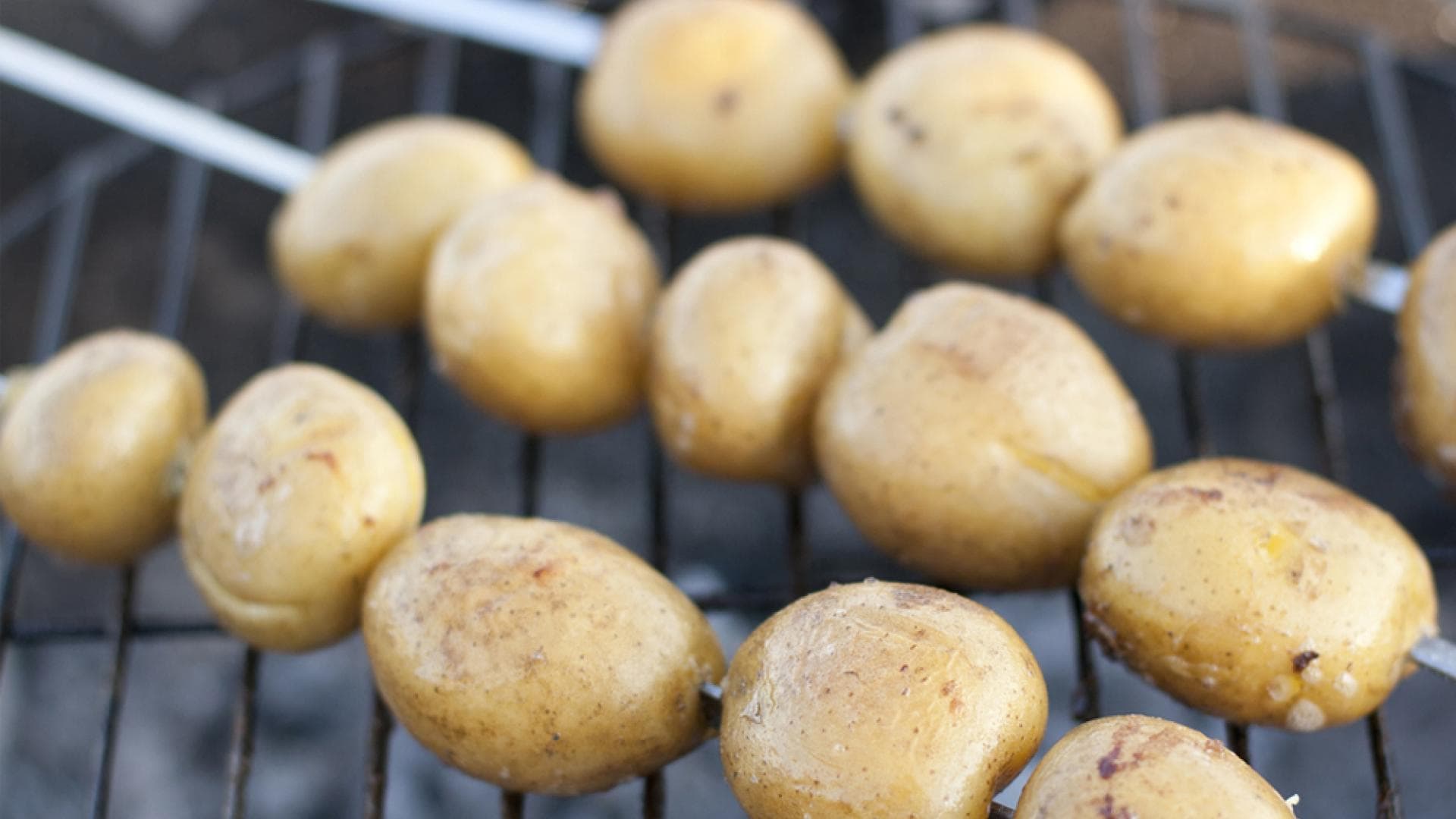 gegrillte Kartoffelspieße - Die vorgegarrten Kartoffeln werden auf einen Spieß gezogen und dann gegrillt 