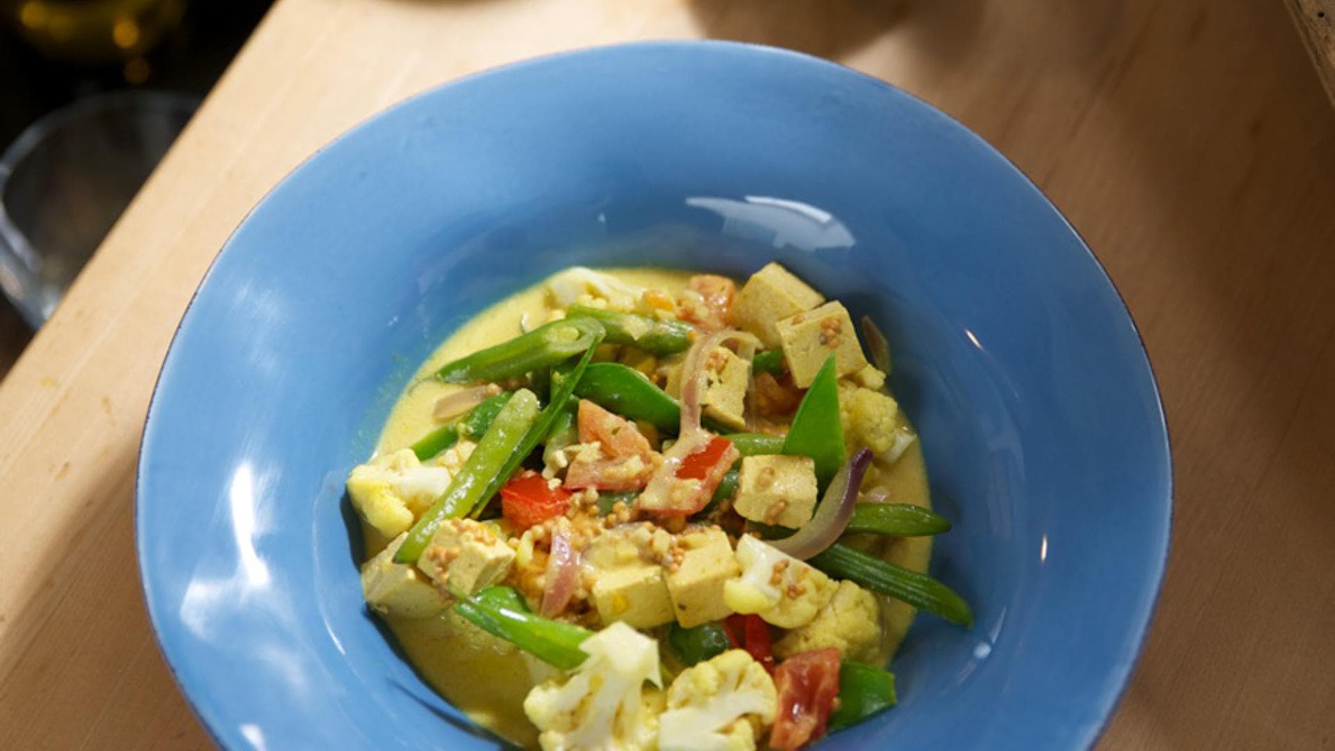 Gemüse-Curry mit Joghurt und Tofu - Ein ausgewogenes, vegetarisches Gericht