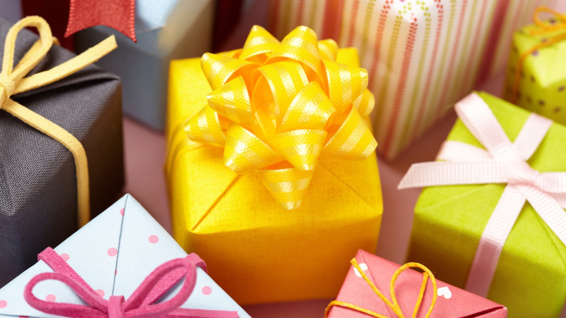 Bunt verpackte Geschenke