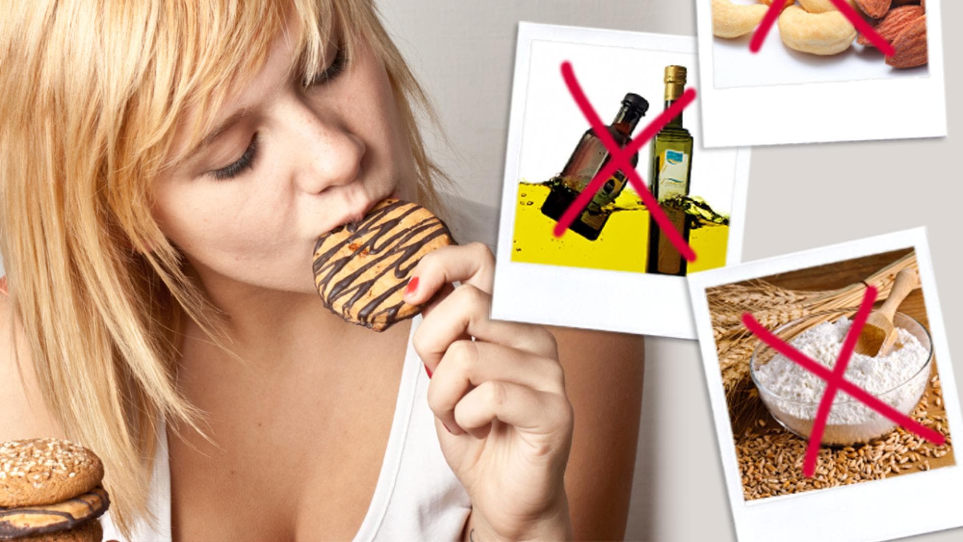 Frau isst einen Keks - Weihnachtsplätzchen mit wenig Kalorien 