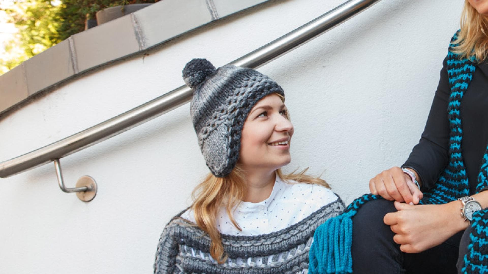 Pulli mit Schulterausschnitt und Ohren-Mütze