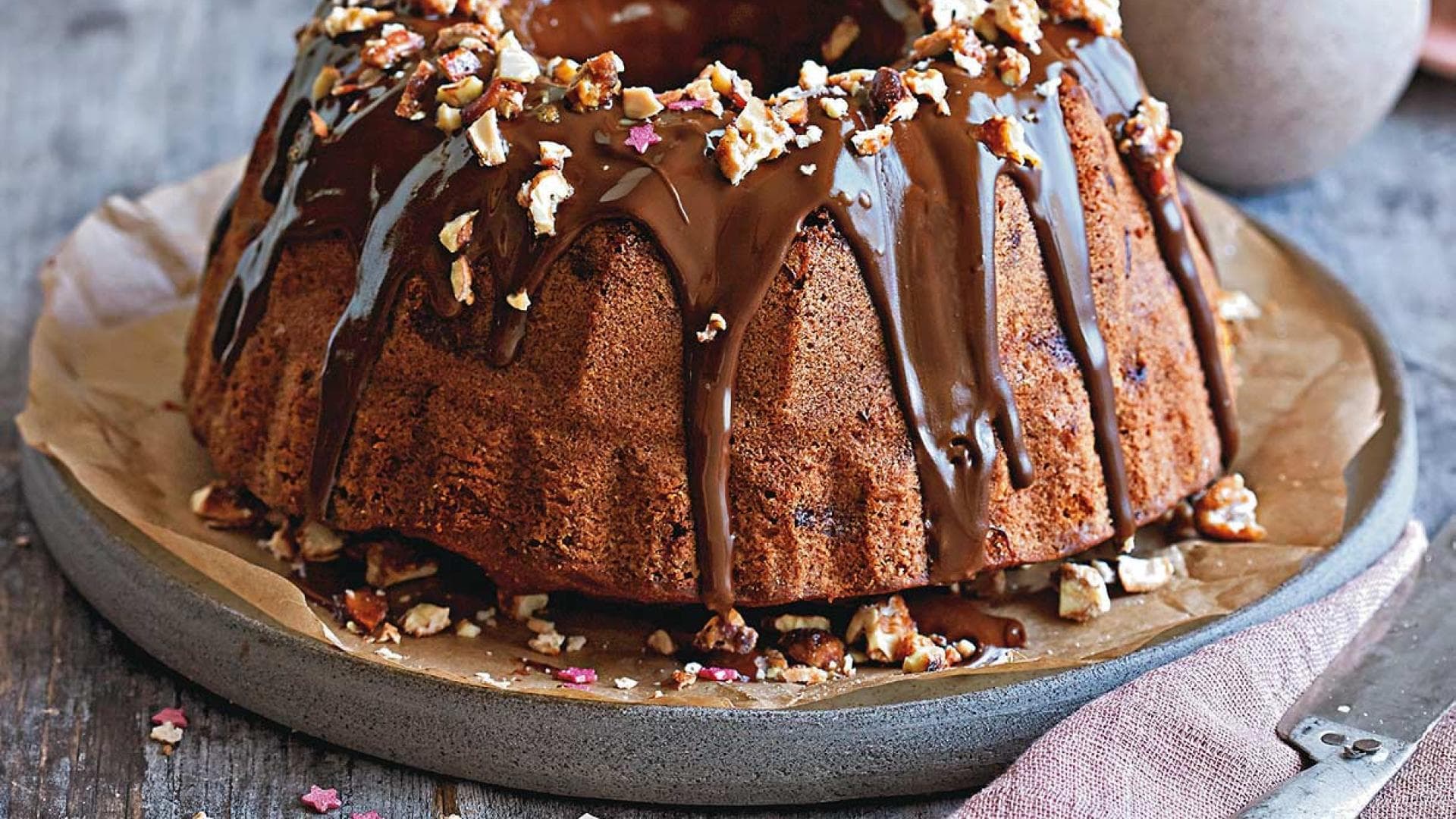 Weihnachtlicher Gugelhupf mit Nusskrokant und Schokoguss