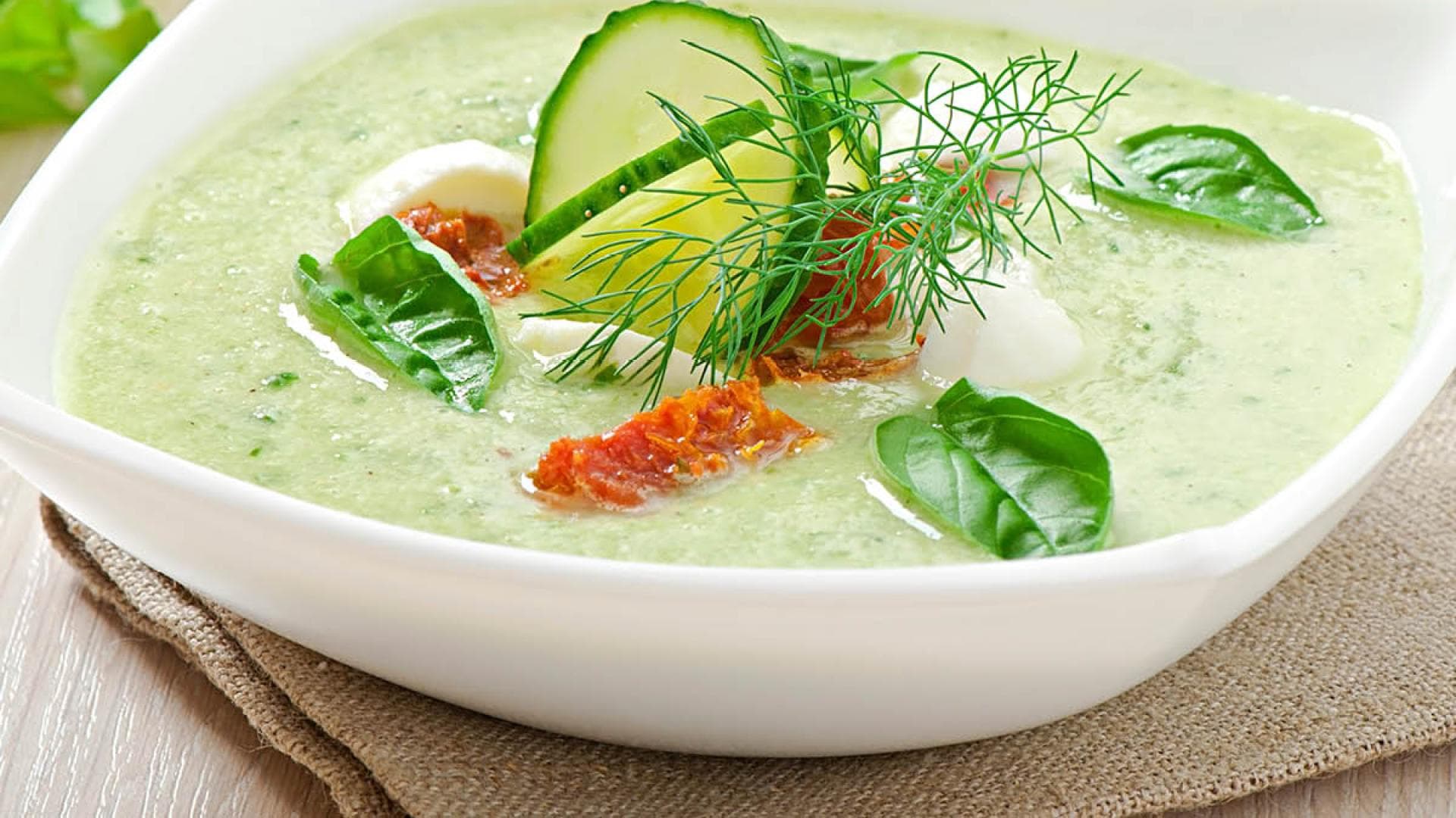 Gurkensuppe mit Basilikumblättern und Dill