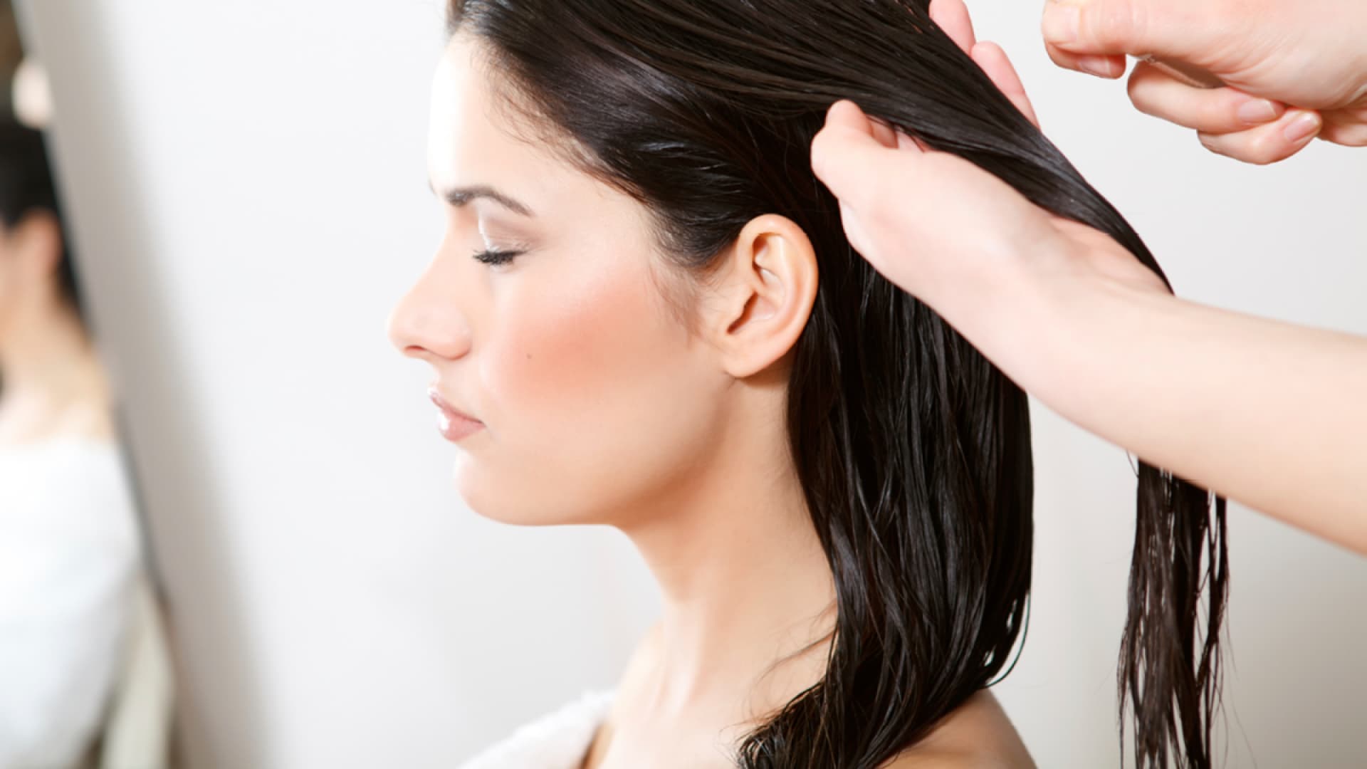 Eiene Frau pflegt ihre Haare mit Haaröl - Welches Haaröl sich für Ihre Haarstrucktur eignet, erfahren Sie hier.
