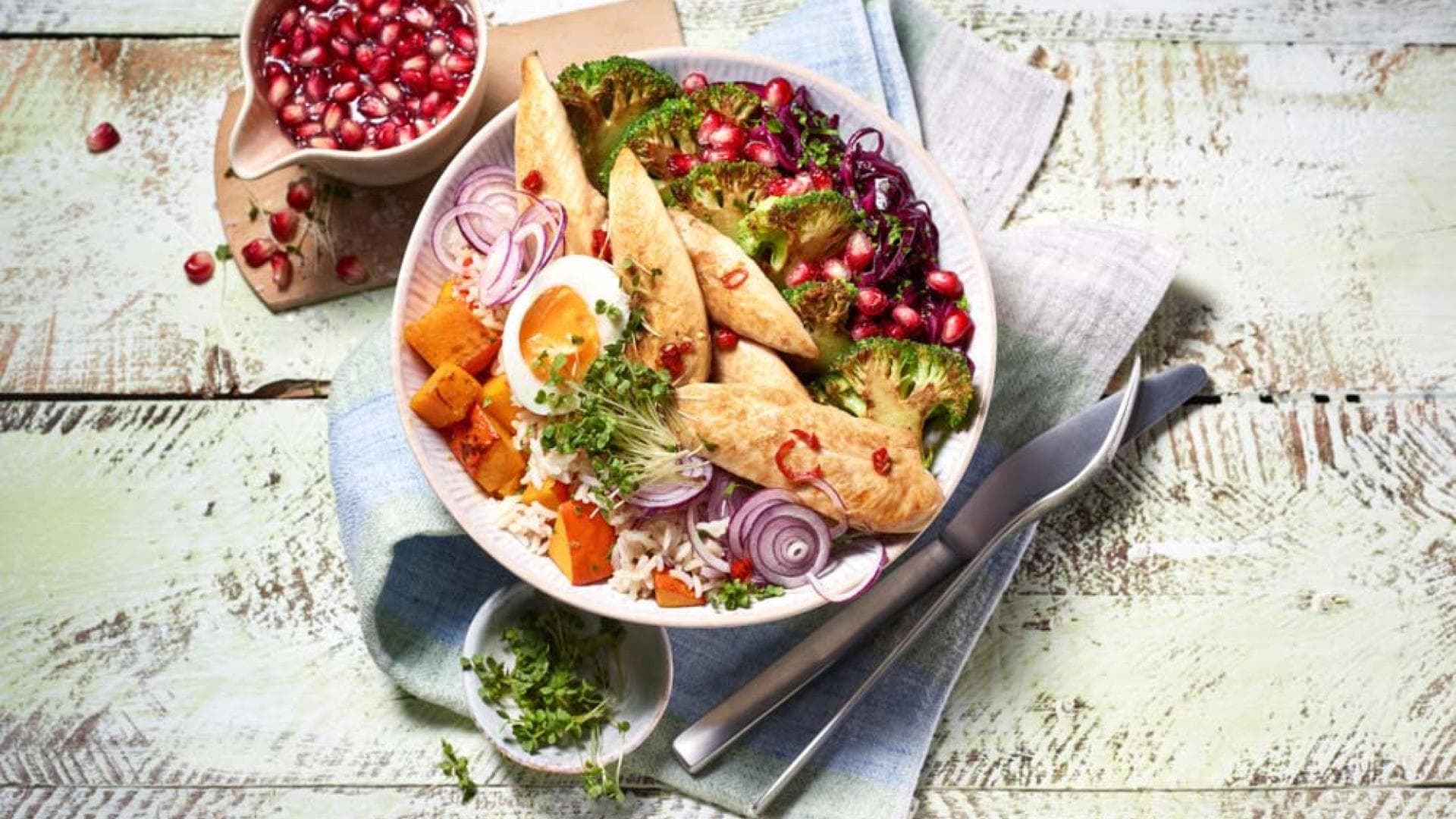 Hähnchen-Power-Bowl mit Granatapfeldressing Rezept