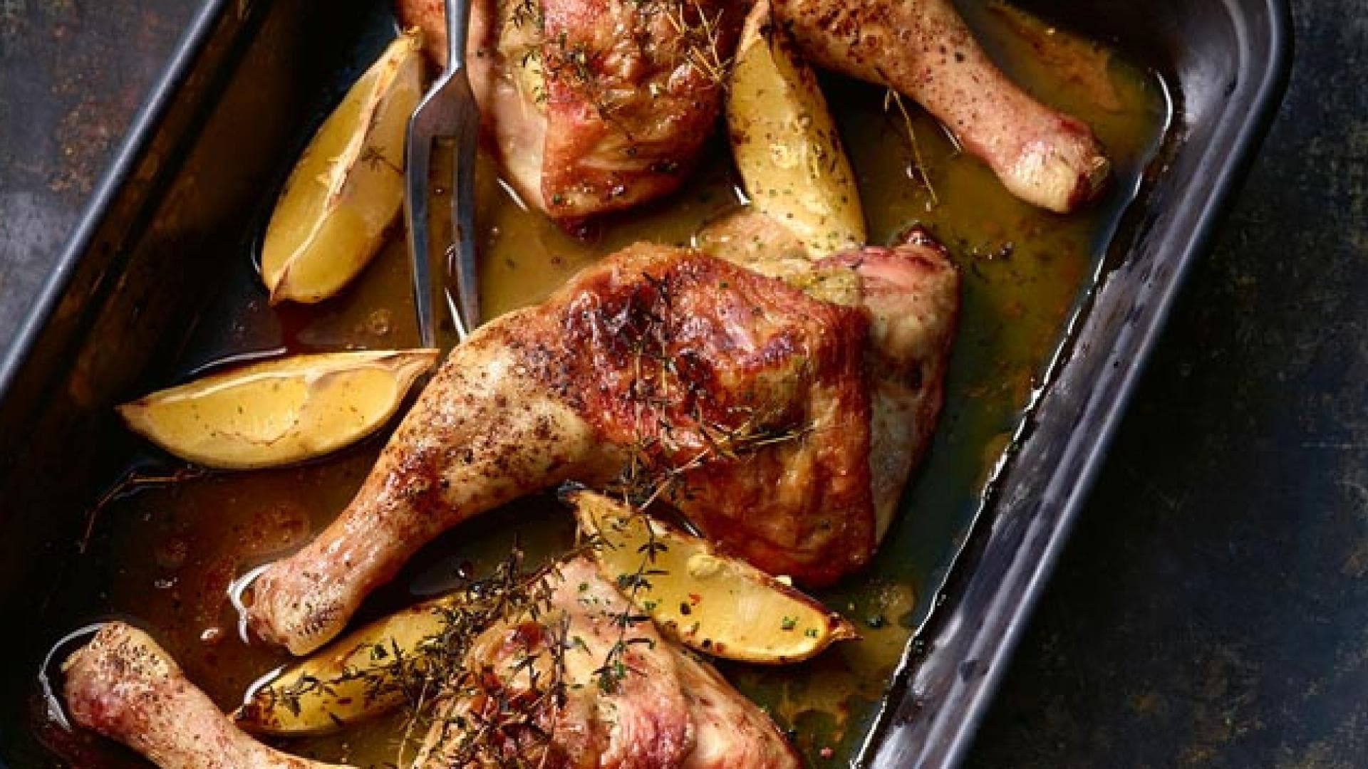 Hähnchenkeule mit Rhabarberbutter und grünem Spargel - das Rezept gibt es hier