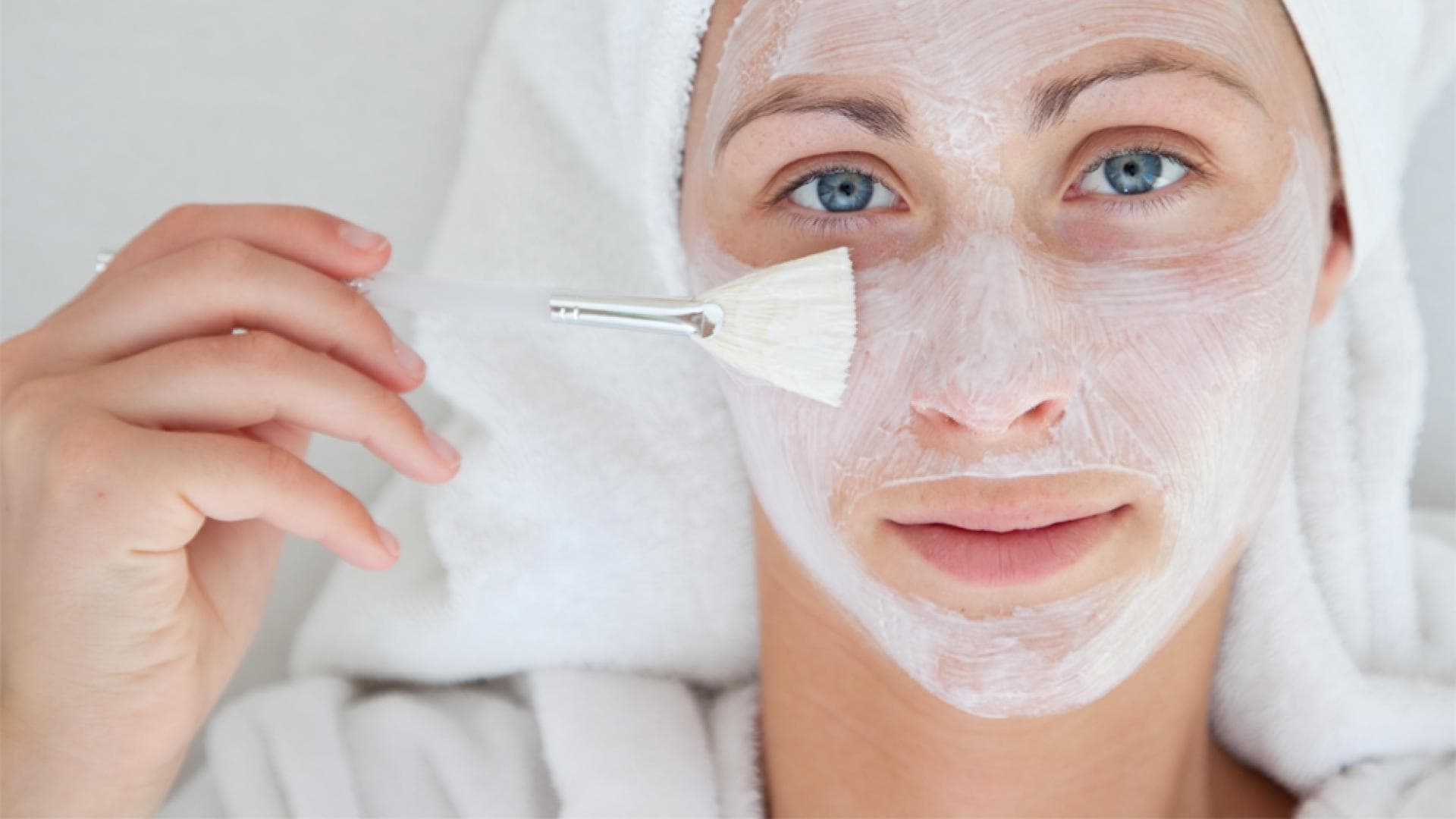 Eine Frau genießt eine Gesichtsmaske im Spa - jetzt kann ihre Haut aufatmen