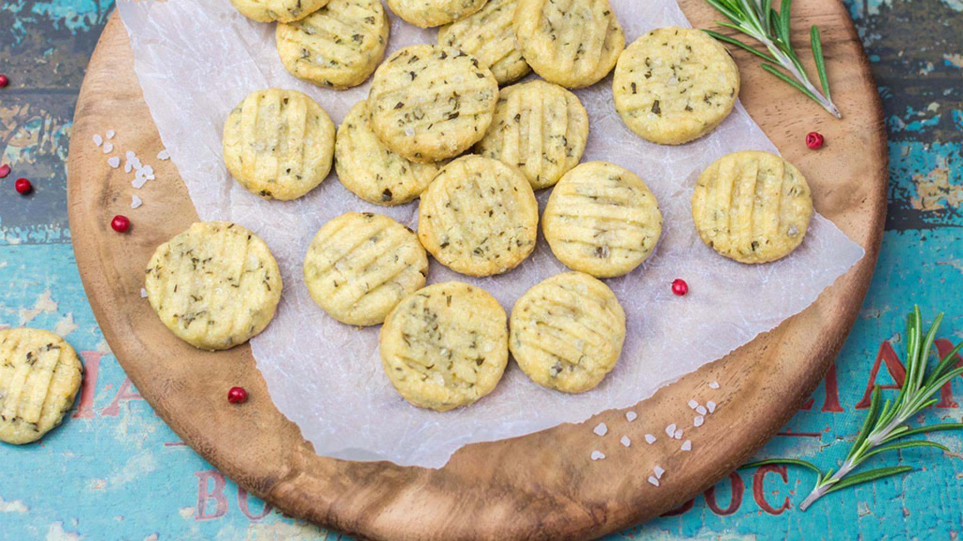 Herzhaftes Weihnachtsgebäck Biscuits mit italienischen Kräutern