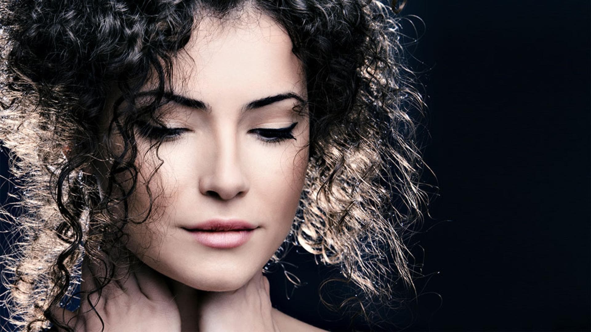 Dunkelhaarige Frau mit Locken