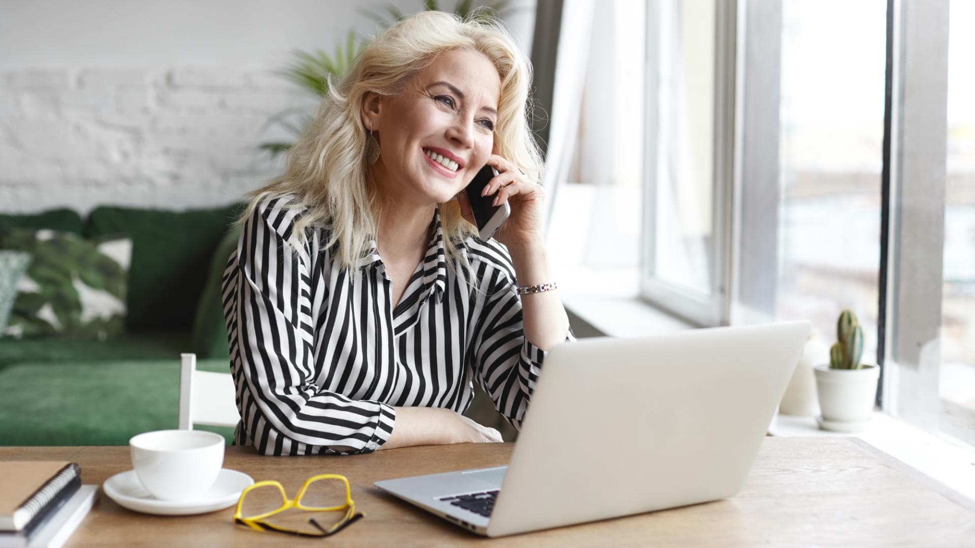 Homeoffice: Tipps für die Arbeit von zu Hause: Frau am Tisch telefoniert