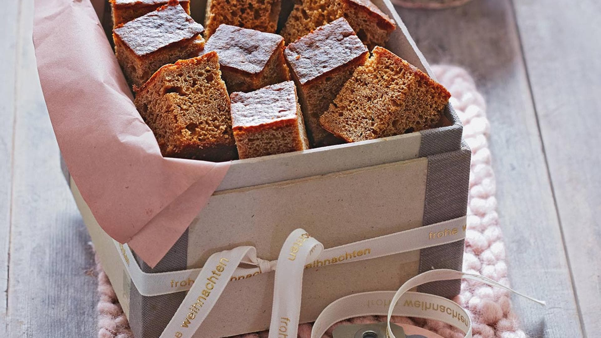 Traditioneller Honigkuchen mit Mandeln und Gewuerzen