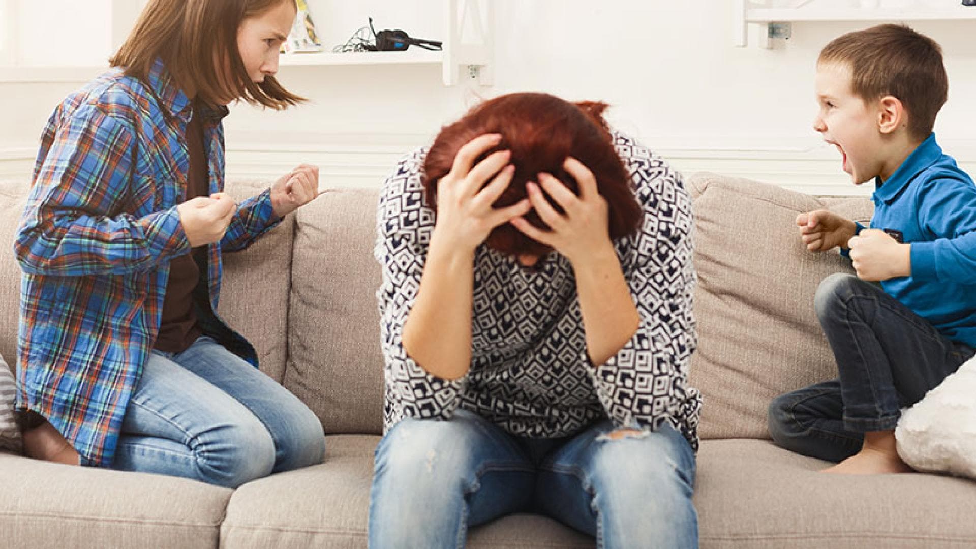 Kinder streiten, Mutter verzweifelt: So bleiben Sie stark in der Coronakrise