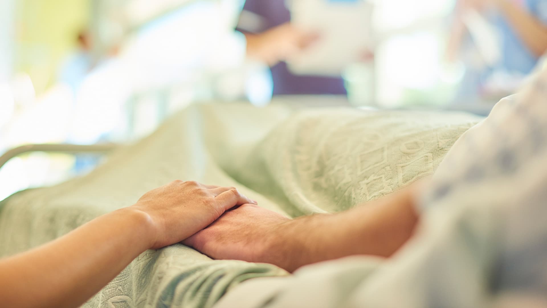 Ein Patient liegt im Wachkoma