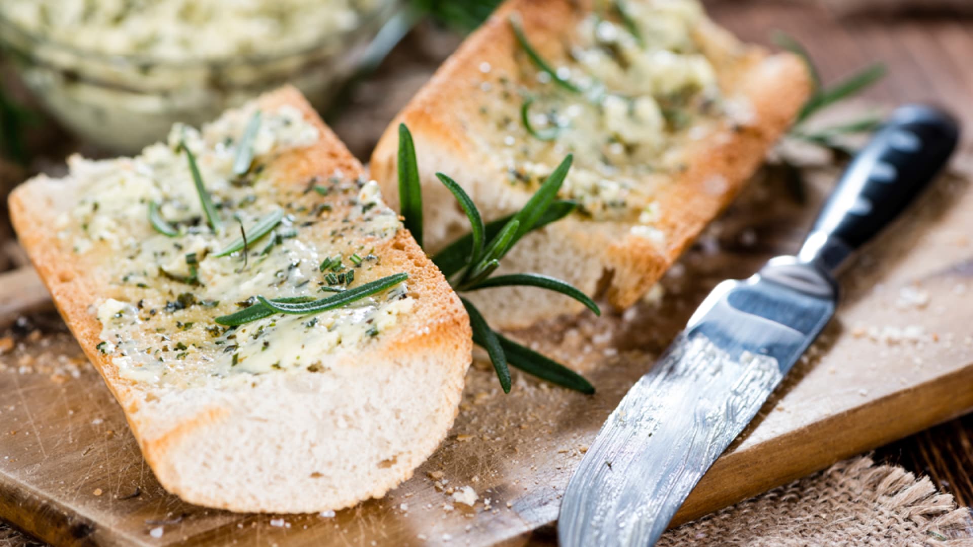 Baguette mit frischer Kräuterbutter