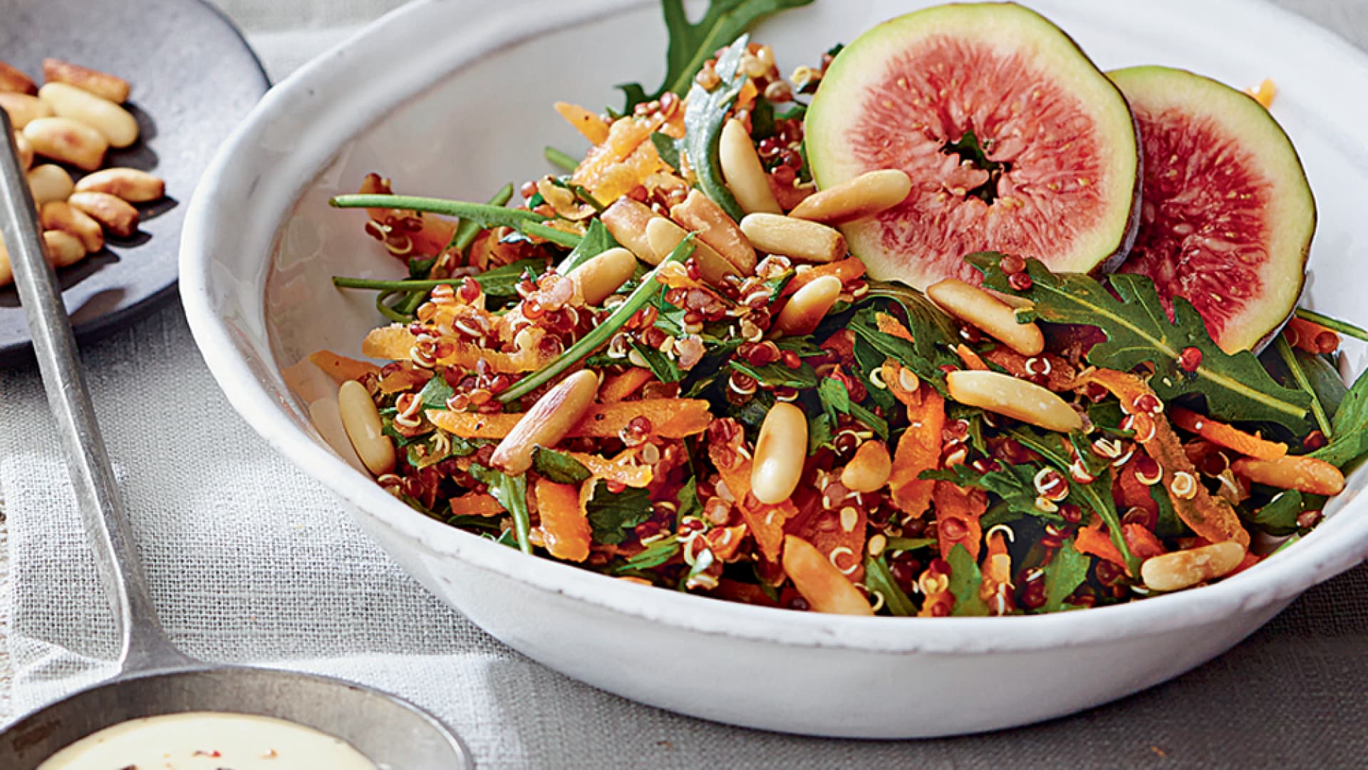 Quinoa-Salat, dekoriert mit Feigen