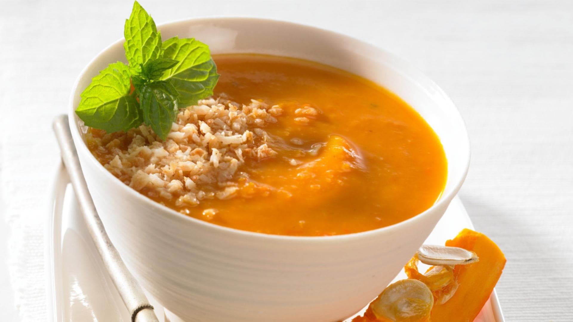 Kürbissuppe - Kokosmilch, Tomaten und Kürbis sind die perfekten Zutaten für eine frische Kürbissuppe